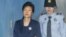 韩国前总统朴槿惠前往首尔的中央地区法院受审(2017年10月13日)