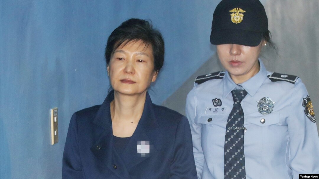 Pemimpin terguling Korea Selatan Park Geun-hye tiba di Pengadilan Distrik Pusat Seoul, Kamis, 13 Oktober 2017.
