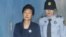 韩国前总统朴槿惠抵达首尔中央地区法院准备出庭。（2017年10月13日）