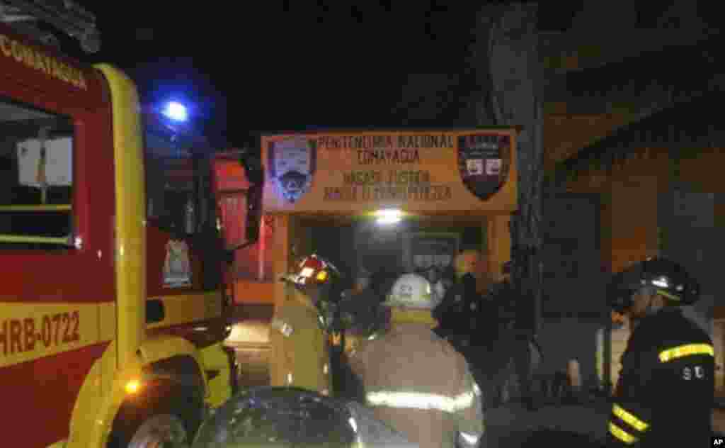 Firefighters outside the prison in Comayagua, Honduras, 140 kilometers north of the Central American country's capital, Tegucigalpa, February 15, 2012. (AP)