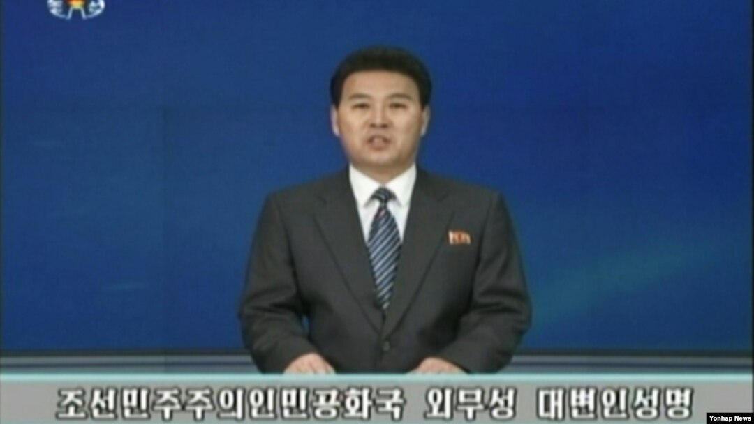 북한 조선중앙TV 아나운서가 20일 북한 인권문제를 국제형사재판소(ICC)에 넘기도록 권고하는 내용의 인권결의안을 비난하는 '외무성 대변인 성명'을 발표하고 있다.