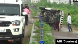 پولیس کے مطابق پولیس قافلے کو پیش آنے والے حادثے کے دوران دوبے نے فرار کی کوشش کی۔ 