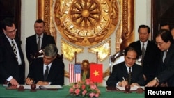 Vào ngày 7/4/1997, Bộ trưởng Bộ Tài chính Việt Nam Nguyễn Sinh Hùng và Bộ trưởng Tài chính Mỹ Robert Rubin ký thỏa thuận tại Hà Nội về việc Việt Nam trả lại khoản nợ 145 triệu đôla của chính quyền Việt Nam Cộng hòa như một điều kiện để xúc tiến ngoại giao.