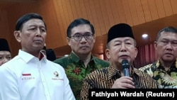 Sarjono Kartosuwiryo (tengah), putra tokoh utama DI/TII-NII Sekarmaji Marijan Kartosuwiryo usai, mengucap janji setia terhadap NKRI bersama 13 orang lainnya, Selasa, 13 Agustus 2019. (Foto: Fathiyah Wardah/VOA)