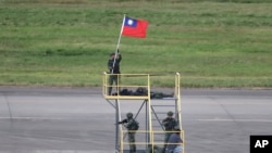 2023年的台湾汉光39号演习，一名士兵挥舞国旗。