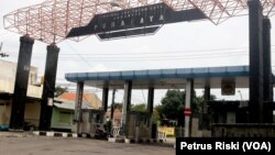 Gerbang Terminal Purabaya di perbatasan Sidoarjo-Surabaya, terminal terbesar di Jawa Timur, 28 April 2020. (Foto: Petrus Riski/VOA)