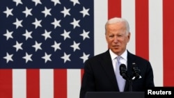 El presidente Joe Biden pronuncia comentarios sobre la legislación de infraestructura en el Electric City Trolley Museum en Scranton, Pensilvania, Estados Unidos, el 20 de octubre de 2021. REUTERS / Jonathan Ernst