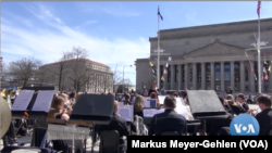 Para siswa dari grup band sekolah menengah atas Battle High School di Columbia, Missouri, berdarmawisata sekaligus tampil di Washington, D.C. (Foto: VOA/Videograb)