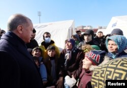 Presiden Turki Tayyip Erdogan bertemu dengan orang-orang setelah gempa mematikan di Kahramanmaras, Turki, 8 Februari 2023. (Foto: via Reuters)