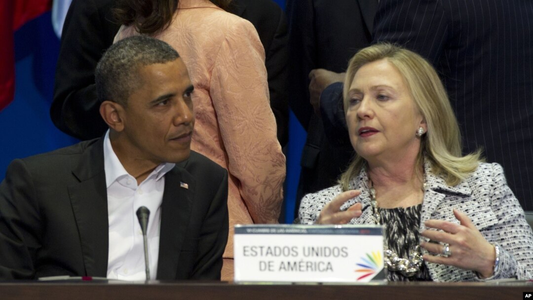 El presidente Barack Obama y la secretaria de Estado, Hillary Clinton, durante la reunión plenaria de la Cumbre de las Américas.