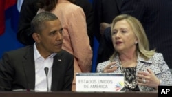 El presidente Barack Obama y la secretaria de Estado, Hillary Clinton, durante la reunión plenaria de la Cumbre de las Américas.