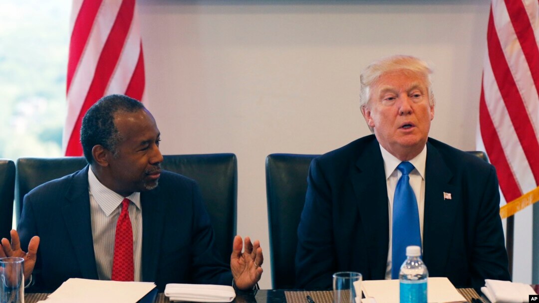 Dr. Ben Carson (kiri) bersama Donald Trump (foto: dok).