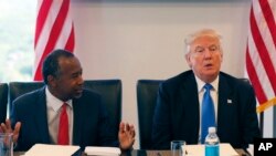 Dr. Ben Carson (kiri) bersama Donald Trump (foto: dok).