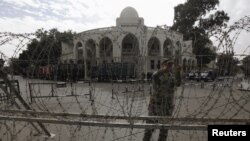 Cerco de seguridad frente al Palacio Presidencial en Egipto. Miles de manifestantes se enfrentaron a la Policía.