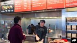 Si logran hacer un juicio en conjunto podría incluir a todas las personas que compraron comida en Chipotle durante los últimos cuatro años.