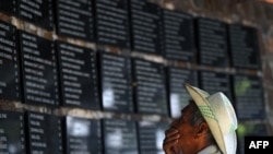 Un hombre observa los nombres escritos en un monumento a las víctimas de la matanza de El Mozote en la guerra civil de El Salvador.