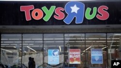 Pintu masuk toko Toys "R" Us, di Wayne, New Jersey, 24 Januari 2018. (Foto: dok). 