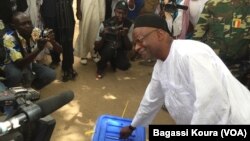 L'opposant candidat Saleh Kebzabo met son bulletin dans une urne en plein air non loin de son domicile, N’djamena, 10 avril 2016,(VOA/Bagassi Koura).