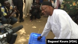 L'opposant et candidat tchadien Saleh Kebzabo mettant son bulletin dans une urne en plein air non loin de son domicile, N'djamena, 10 avril 2016, (VOA/Bagassi Koura).