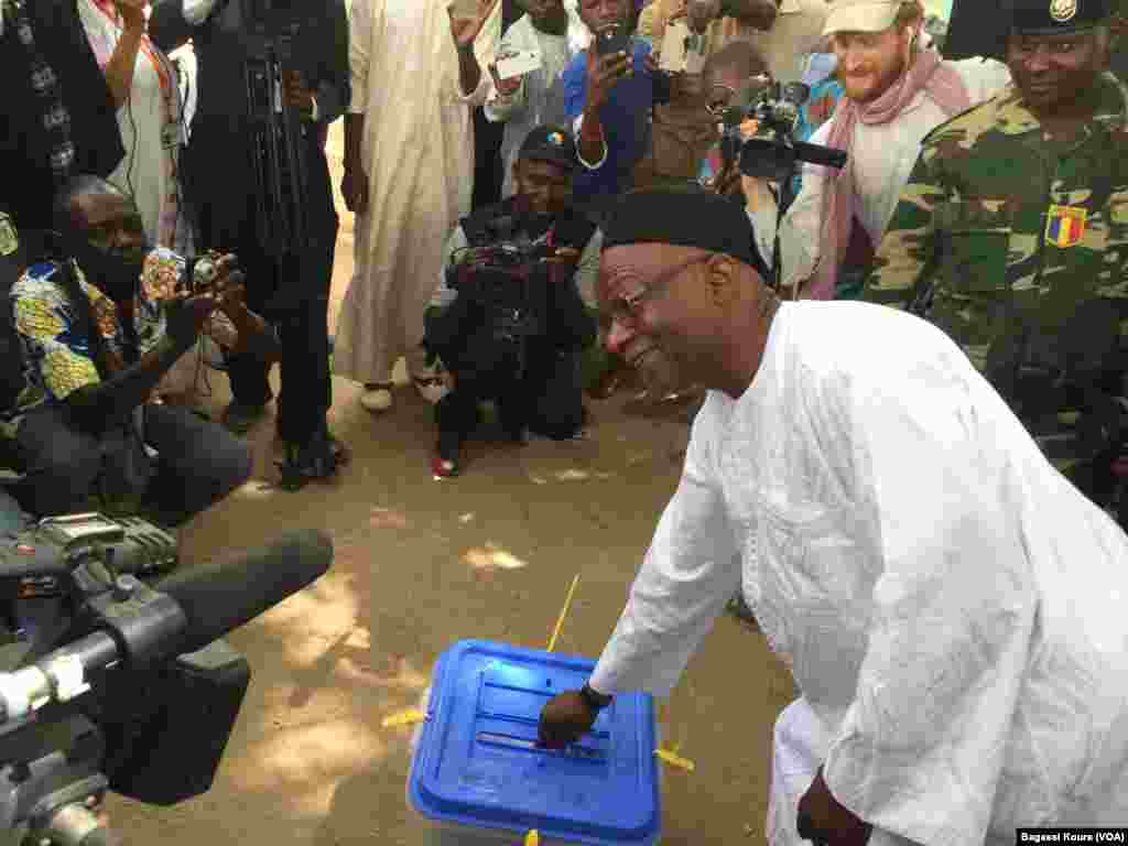 L&#39;opposant et candidat Saleh Kebzabo met son bulletin dans une urne en plein air non loin de son domicile à N&rsquo;Djamena, Tchad, 10 avril 2016, (VOA/Bagassi Koura)