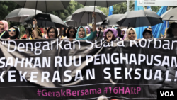 Ratusan orang, perempuan dan laki-laki dari berbagai kelompok, turun ke jalan-jalan protokol di Jakarta mendesak pengesahan RUU P-KS, 8 Desember 2018. (Foto: Rio Tuasikal/VOA)