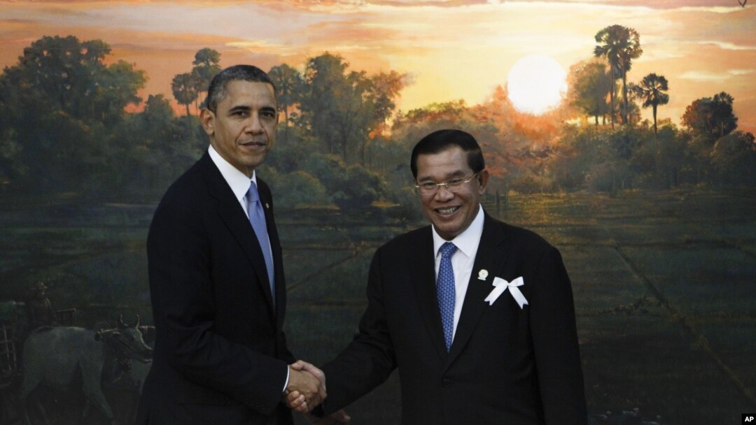 Presiden AS Barack Obama (kiri) bersama PM Kamboja Hun Sen di Phnom Penh, Senin (19/11). 