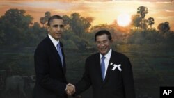 Presiden AS Barack Obama (kiri) bersama PM Kamboja Hun Sen di Phnom Penh, Senin (19/11). 