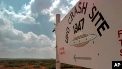 Sebuah papan penunjuk bagi para pelancong ke lokasi jatuhnya benda yang diyakini sebagai UFO di Roswell, New Mexico, AS, 10 Juni 1997. (Foto: Eric Draper/AP Photo)