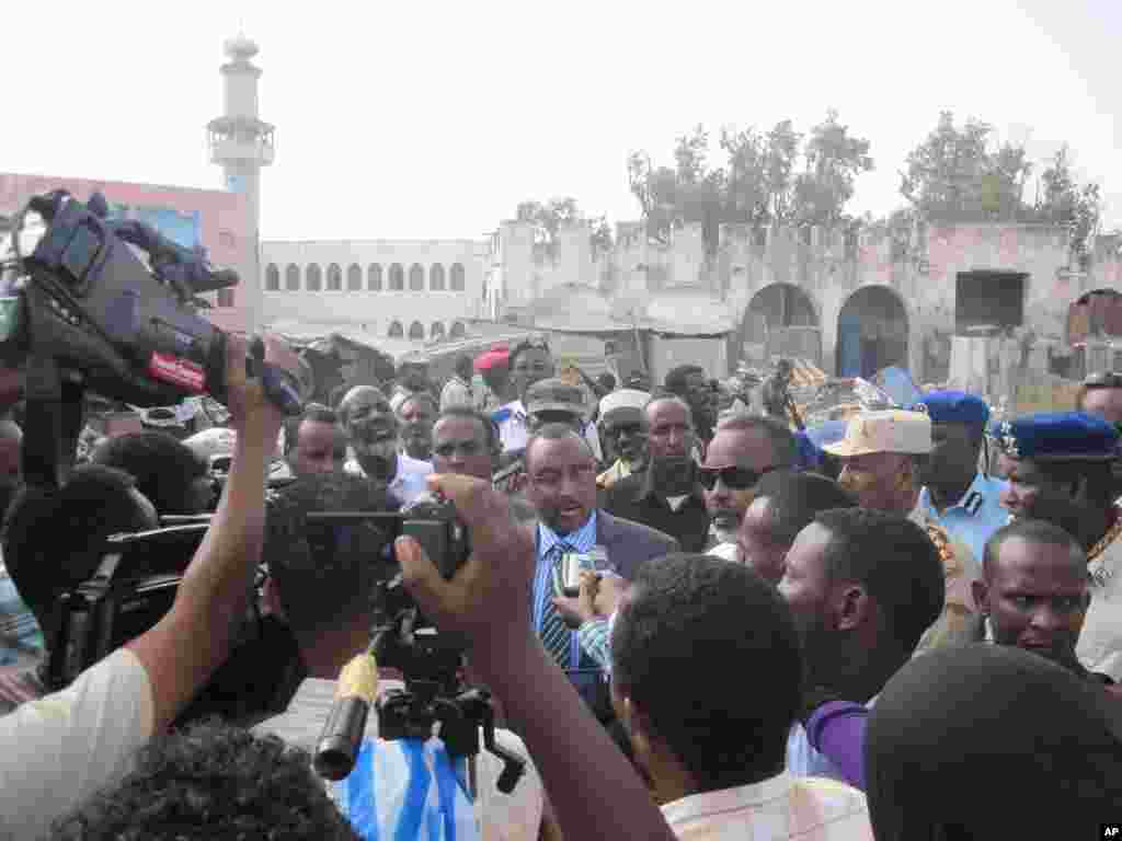 Ra'iisul-wasaare Gaas oo booqday goobtii uu dabku ka dhacay ee Suuqa Xamar Weyne