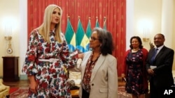 Ivanka Trump (izquierda) se reúne con la presidente de Etiopía, Sahle-Work Zewde, en el Palacio Presidencial en Addis Abeba, Etiopía, el lunes, 15 de abril de 2019. 