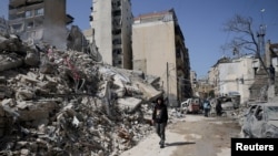 이스라엘의 공급으로 레바논 베이루트 건물이 무너져 있다.