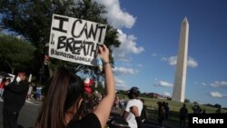 Una manifestante sostiene un cartel con la frase "No puedo respirar", cerca del monumento a Washington, durante las marchas realizadas en repudio a la muerte de George Floyd.