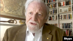 Gareth Evans, Australia's former foreign minister who played a key role in negotiating the Paris Peace Agreement in 1990s, talked to VOA Khmer via Skype on September 23, 2021.​