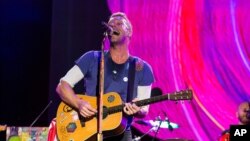 Vokalis Coldplay Chris Martin dalam pertunjukan di Philadelphia, AS (foto: dok).