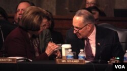 Los senadores Dianne Feinstein y Chuck Schumer conversan en el seno de la Comisión Judicial del Senado.