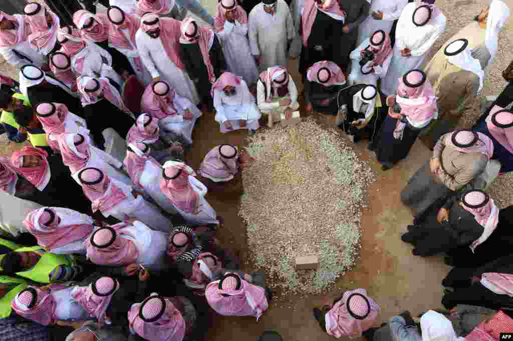 Mourners gather around the grave of Saudi Arabia&#39;s King Abdullah at the Al-Oud cemetery in Riyadh following his death in the early hours of the morning. Foreign leaders gathered in the Saudi capital for the funeral of the ruler of the world&#39;s top oil exporter and the spiritual home of Islam.