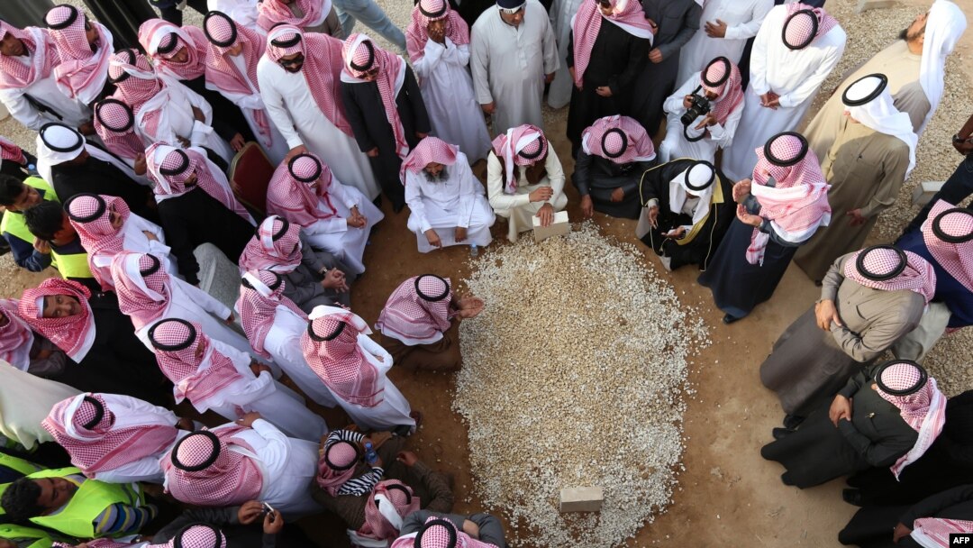 Orang-orang berkabung mengelilingi makam Raja Abdullah di pemakaman Al-Oud di Riyadh (23/1). 
