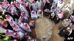 Orang-orang berkabung mengelilingi makam Raja Abdullah di pemakaman Al-Oud di Riyadh (23/1). 