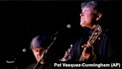 Don Everly, kanan, dan Phil Everly, duo yang menyebut diri mereka "The Everly Brothers", tampil di Camel Rock Casino di Pojoaque Pueblo, Minggu, 15 Oktober 2000. (Foto: AP/Pat Vasquez-Cunningham)