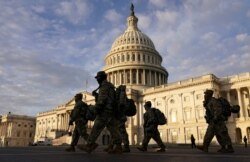 ARCHIVO - Soldados de la Guardia Nacional de EE.UU. patrullan el Capitolio de la nación en Washington DC, luego de que la Cámara de Representantes votara a favor de un proceso de destitución contra el presidente Donald Trump por segunda vez.