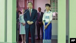 U.N. Secretary-General Ban Ki-moon, left, talks to reporters during a press conference following his meeting with Myanmar pro-democracy leader Aung San Suu Kyi, right, at her lakeside residence in Yangon, Myanmar, May.1, 2012. 