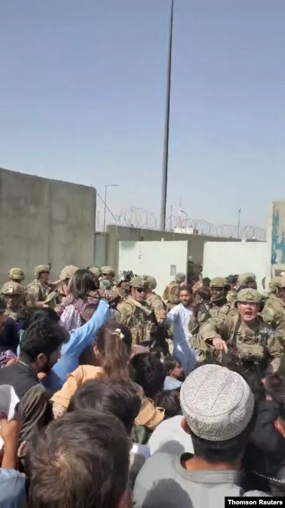 Tentara Afghanistan mencoba untuk membubarkan kerumunan di luar bandara Kabul. (REUTERS)