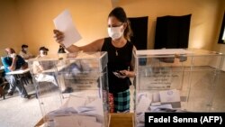 Une femme se prépare à voter lors des élections législatives et locales du Maroc dans la capitale Rabat, le 8 septembre 2021.