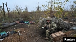 Un soldado ucraniano inspecciona la antigua posición rusa, en las afueras de la aldea de Robotyne, el 4 de noviembre de 2023.