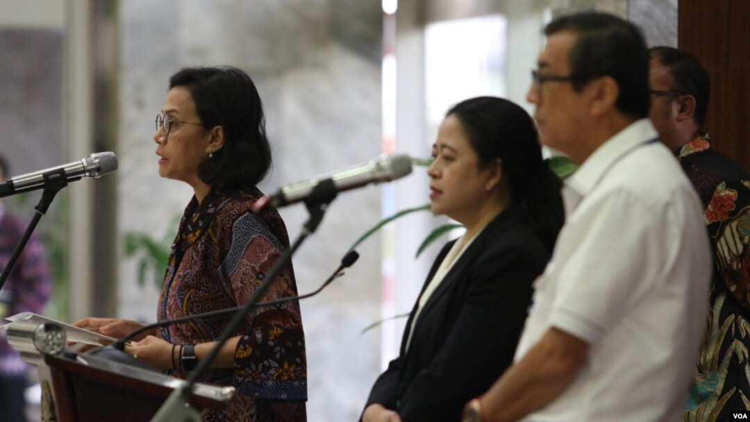 Menkeu Sri Mulyani Indrawati memberikan keterangan kepada media bersama Ketua DPR RI Puan Maharani dan Menkumham Yasonna Laoly, Kamis (2/4). 