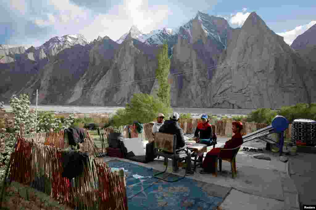 آمادگی&zwnj;ها برای انتخابات در یک روستای دورافتادۀ مرزی در هند &nbsp;