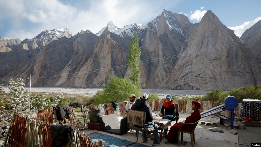 Para biksu Buddha dan Muslim di wilayah Ladakh, Himalaya, India, memberikan suara mereka pada Senin (20/5) dalam pemilihan kepala daerah. (Foto: REUTERS/Sharafat Ali)
