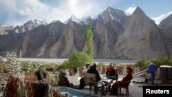 Para biksu Buddha dan Muslim di wilayah Ladakh, Himalaya, India, memberikan suara mereka pada Senin (20/5) dalam pemilihan kepala daerah. (Foto: REUTERS/Sharafat Ali)