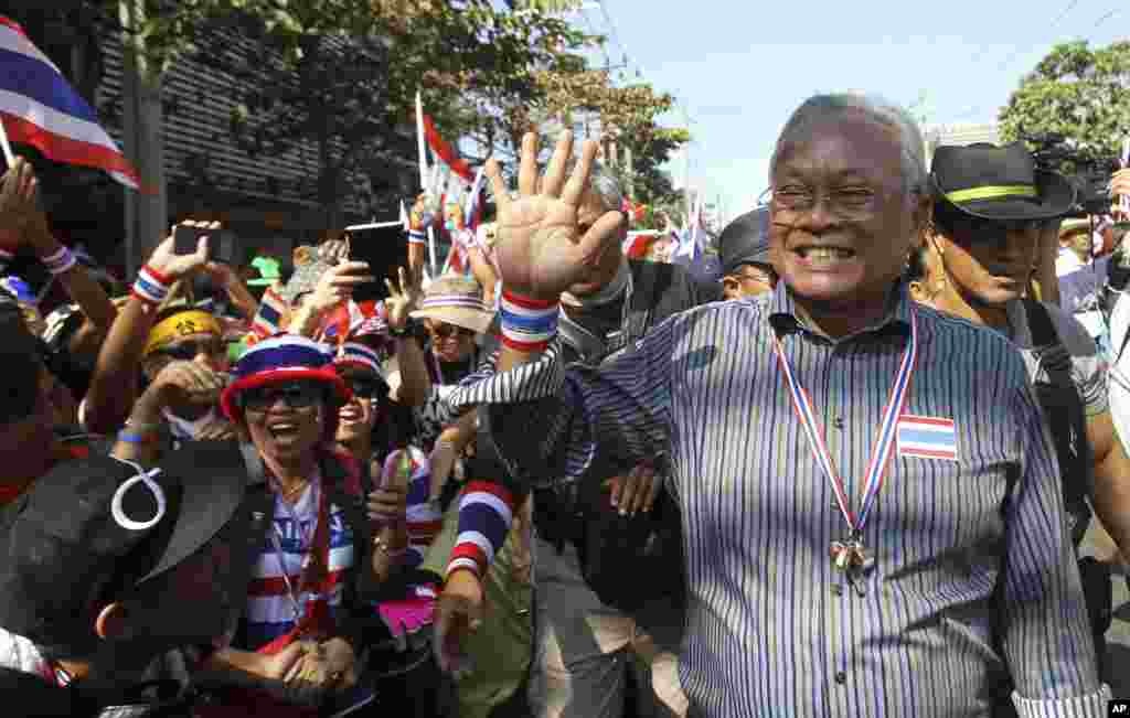 Pemimpin unjuk rasa anti-pemerintah Suthep Thaugsuban melambaikan tangan pada para pendukungnya dalam sebuah unjuk rasa di Bangkok (13/1). (AP/Sakchai Lalit)