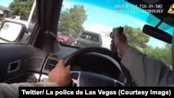 La police de Las Vegas, dans l'ouest des Etats-Unis, a diffusé les images de la caméra piéton d'un policier tirant à travers son pare-brise sur des fuyards lors d'une course-poursuite dans la ville, 17 juillet 2018. (Twitter/ La police de Las Vegas)